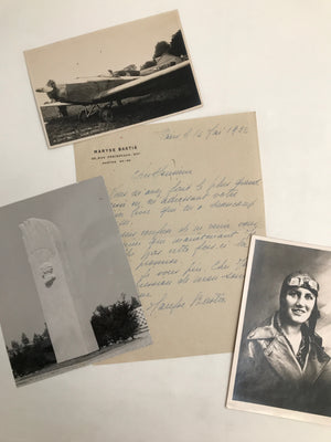 Lot Maryse Bastié : lettre à en - tête ( 1932 ), deux cartes postales ( portrait et à bord de son avion ) et photographie du monument